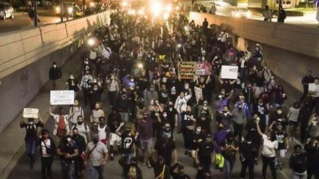 켄터키주 루이빌 도심을 행진하는 시위대. AP연합뉴스