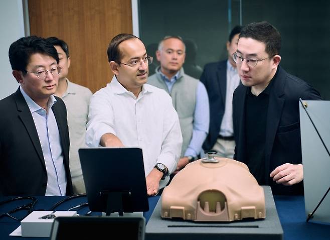 구광모(맨 오른쪽) LG그룹 회장이 미국 실리콘밸리에 있는 LG테크놀로지벤처스를 방문해 LG테크놀로지벤처스가 투자한 주요 스타트업의 기술을 자세히 살펴보고 있다. LG 제공
