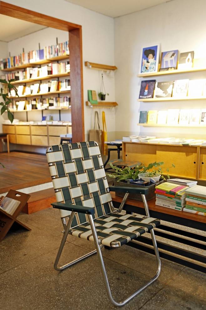 예약제로 운영하는 책상 좌석 외에도 편안하게 앉아 쉬며 책을 읽을 수 있는 좌석이 여럿이다.