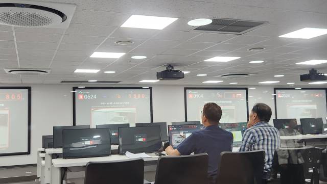 SK렌터카 도매 협력사 관계자가 17일 충남 천안 ‘SK렌터카 옥토옥션’ 경매회장에서 입찰에 참여하고 있다. 이건율 기자