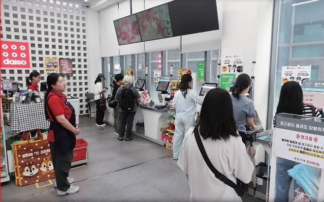 서울 시내 다이소 매장을 찾은 소비자들이 셀프 계산대에서 계산을 하고 있다. © 시사저널 박정훈