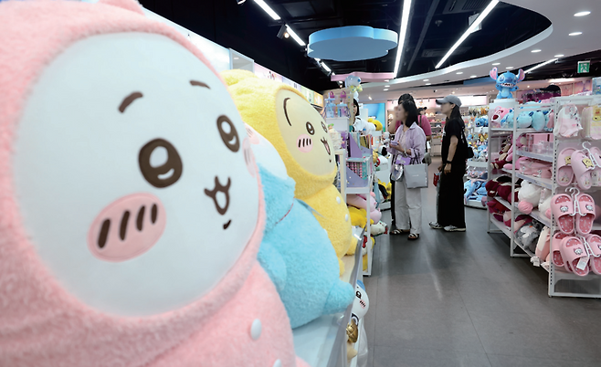 서울 시내 미니소 매장을 찾은 소비자들이 물건을 구경하고 있다. © 시사저널 박정훈