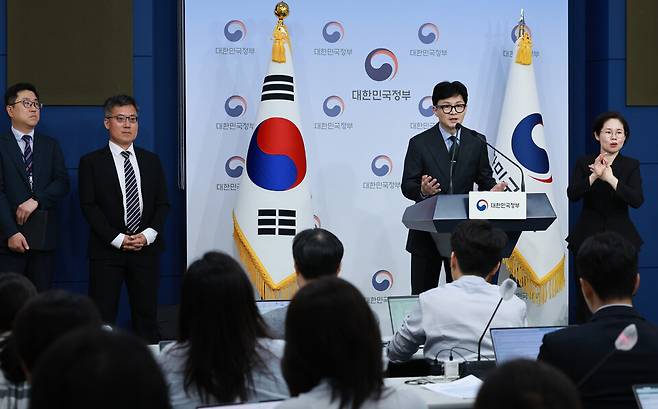 2023년 7월18일 당시 한동훈 법무부 장관이 정부서울청사 별관에서 엘리엇 국제투자분쟁(ISDS) 사건 판정 후속 조치 관련 내용을 발표한 뒤 취재진의 질문에 답하고 있다. ⓒ연합뉴스