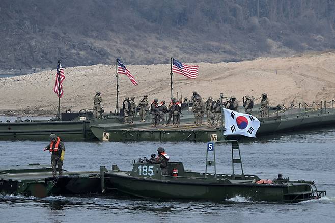 3월20일 경기 연천군 임진강 일대 석은소 훈련장에서 열린 한미 연합 제병협동 도하훈련에서 한미 장병들이 연합부교를 결합하고 있다. 2025년 전반기 한미 연합연습의 일환으로 실시된 이번 훈련에는 국군 5·7공병여단과 미 2사단, 한미연합사단 등 총 600여 명의 장병이 참가했다. ⓒ사진공동취재단