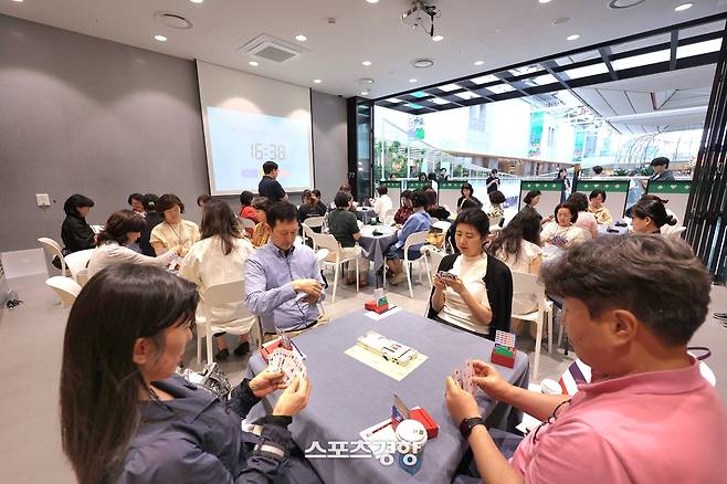 ‘제1회 더현대 서울 브리지 토너먼트’ 참가들이 17일 서울 여의도 더현대 서울 6층 ‘CH 1985’에서 열린 대회에서 경기에 집중하고 있다. 현대백화점 제공