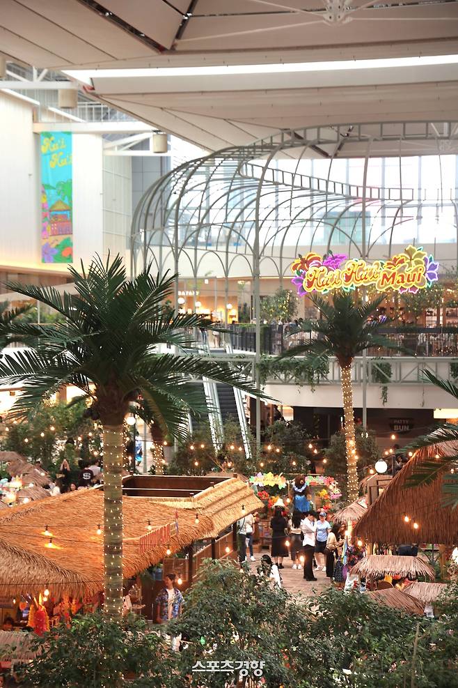 17일 서울 여의도 더현대 서울 6층 ‘CH 1985’에서 열린 ‘제1회 더현대 서울 브리지 토너먼트’가 이국적인 분위기 속에 열리고 있다. 현대백화점 제공