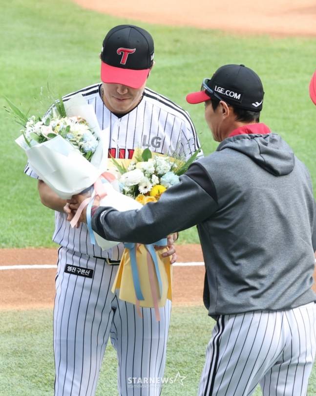 LG 김진성(왼쪽)이 지난 5월 28일 KBO 700경기 출장 시상식에서 염경엽 감독의 축하 꽃다발을 받고 있다. /사진=김진경 대기자