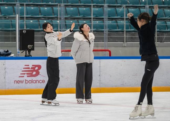 2023 플레이윈터 아카데미에서 참가자들을 지도하는 김연아(왼쪽)와 김해진. /사진=올댓스포츠