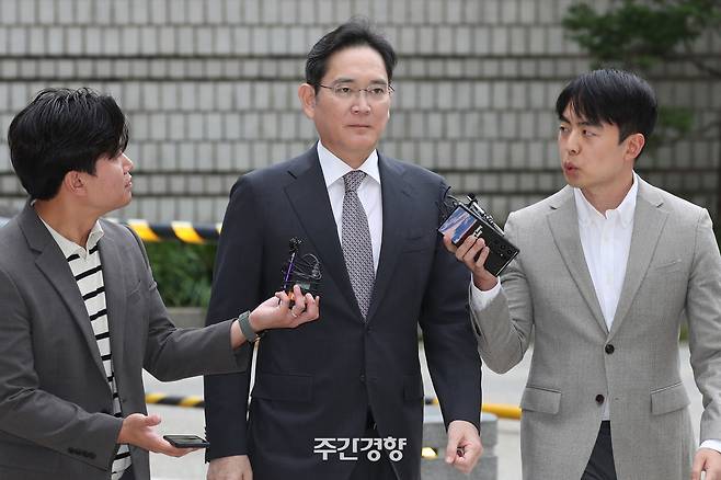 이재용 삼성전자 회장이 지난해 10월 14일 서울 서초구 고등법원에서 열린 삼성 회계 부정과 관련한 항소심 2차 공판에 출석하고 있다. 정효진 기자