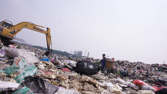 지난 4월 24일(현지시간) 인도네시아 그레식 지역의 응기픽 쓰레기 선별장 옆에 만들어진 쓰레기산에서 유윤씨가 쓰레기를 헤치고 있다. 유혜민 감독 제공