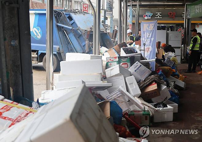 침수피해 복구작업 한창 (당진=연합뉴스) 이주형 기자 = 18일 오전 집중호우로 침수된 충남 당진시 읍내동 당진전통시장에서 못 쓰게 된 집기류 등 쓰레기가 가득한 가운데, 복구작업이 한창이다. 2025.7.18 coolee@yna.co.kr