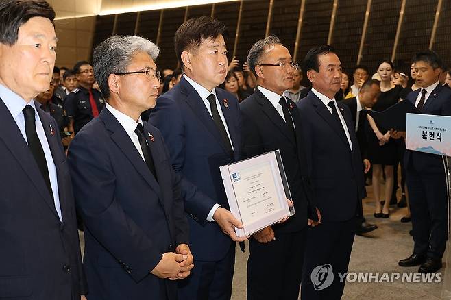 '제주4·3 세계의 기억으로' (제주=연합뉴스) 백나용 기자 = 18일 제주4·3평화공원 위패봉안실에서 4·3 영령에 4·3기록물이 세계기록유산에 등재됐음을 알리는 봉헌식이 열리고 있다. 2025.7.18 dragon.me@yna.co.kr