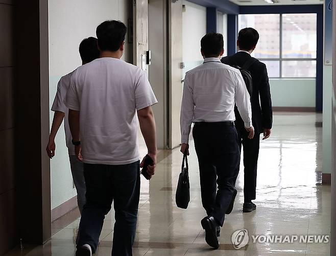 민중기 특검, 동해종합기술공사 압수수색 (서울=연합뉴스) 김성민 기자 = 김건희 여사에 관한 의혹들을 수사하는 민중기 특별검사팀이 14일 '양평고속도로 노선변경 특혜 의혹'과 관련해 국토교통부 등 10여곳에 대한 전방위 압수수색에 나섰다.
이날 서울 성동구 동해종합기술공사 성수 본사에서 특검 관계자들이 사무실로 향하고 있다. 2025.7.14 ksm7976@yna.co.kr