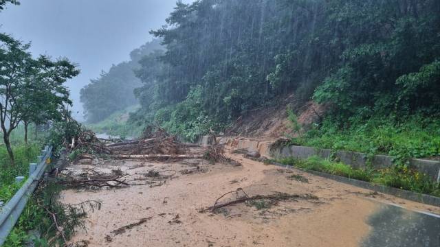 합천군 쌍백면 삼리 지방도가 산사태로 통제되고 있다./합천군/