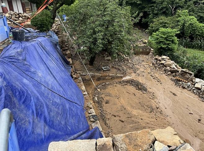 충남 서산 개심사 경내에 토사가 유출되면서 임시조치로 우장막을 설치한 한 모습. 국가유산청 제공