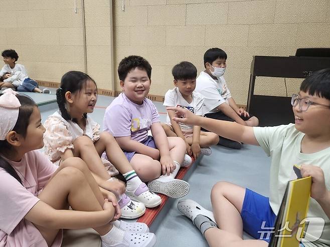 '선배가 읽어주는 그림책' 프로그램 진행 장면(전남도교육청 제공, 재판매 및 DB 금지)/뉴스1