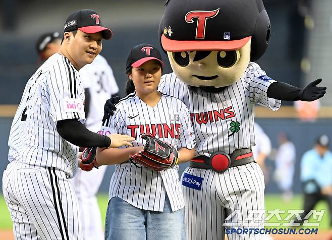 19일 잠실야구장에서 열린 롯데와 LG의 경기, 문보경 닮은 꼴 팬인 백소연 양이 시구를 하고 있다. 잠실=허상욱 기자wook@sportschosun.com/2025.07.19/