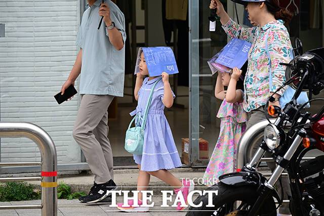 여름철을 맞아 찜통더위와 장맛비를 피해 시원한 실내를 찾는 사람들이 늘어나면서 '노키즈존' 논란이 재점화되고 있다. 노키즈존을 두고 "이해할 수 있다"는 입장과 "아동 차별"이라는 찬반 의견이 엇갈린다. /남윤호 기자