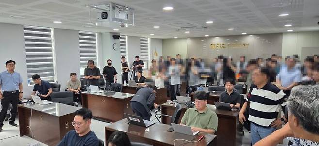 19일 오후 3시 무안국제공항 관리동 3층 대 회의실에서 진행될 예정이었던 제주항공 7C2216편 폭발 사고 '엔진 정밀 조사 결과' 언론 브리핑장에 유가족들이 들어와 항의를 하고 있다. 민찬기 기자