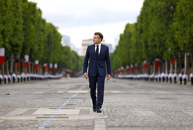 ์๋ง๋์ ๋งํฌ๋กฑ ํ๋์ค ๋ํต๋ น์ด 14์ผ ํ๋์ค ์ต๋ ๊ตญ๊ฒฝ์ผ์ธ ํ๋ช
๊ธฐ๋
์ผ ๊ตฐ ํผ๋ ์ด๋๋ฅผ ์ง์ผ๋ณด๊ธฐ ์ํด ๋์ฐฉํ ๋ชจ์ต. /AFP ์ฐํฉ๋ด์ค