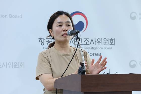 김유진 제주항공 참사 유가족협의회 대표가 19일 오후 전남 무안국제공항 관리동 3층에 대회의실에서 12·29 제주항공 여객기 참사 엔진 정밀조사 결과 브리핑이 취소되자 입장을 밝히고 있다. 연합뉴스