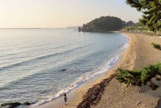 강원도 동해시 천곡동 한섬해변의 한적한 아침. 한 여성이 파도의 포말을 따라 천천히 걷고 있다. 김홍준 기자