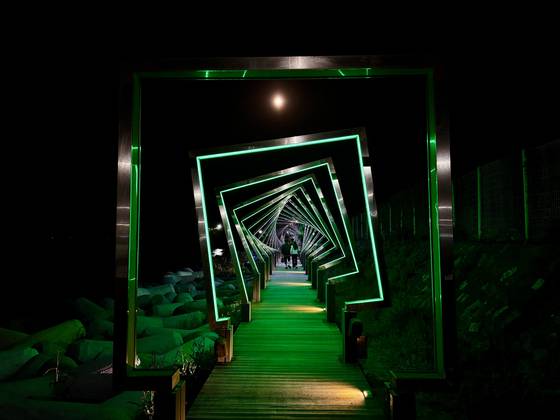 강원도 동해시 한섬해변의 액자 울타리 야경. 한섬해변은 젊은 층을 중심으로 '감성 해변'으로 뜨고 있다. 김홍준 기자