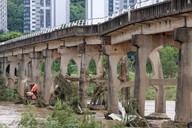 ▲ 18일 광주 북구 동림동 옛 산동교가 전날 극한 호우에 교각이 파손돼 상판이 휘어 있다. 2025.7.18 연합뉴스