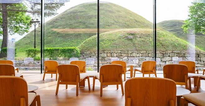 경주 고분이 통유리창에 비친다. 유리창은 그대로 액자가 되고 고분은 천년을 담은 작품으로 되살아난다.