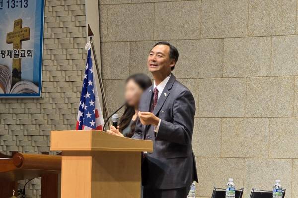 17일 오후 서울 은평구 진관동 은평제일교회에서 열린 예배에서 모스 탄(한국명 단현명) 미국 리버티대 교수가 설교하고 있다. 연합뉴스