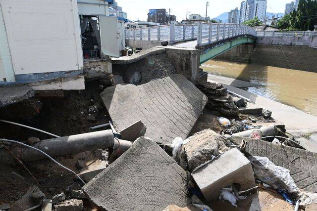 18일 광주 북구 신안동의 한 도보다리 주변이 전날 내린 폭우로 무너져 있다. 광주에는 전날 하루동안 426.4㎜의 비가 내리면서 1939년 기상관측 이후 광주 지역 역대 최고의 일강수량을 기록했다. 뉴시스