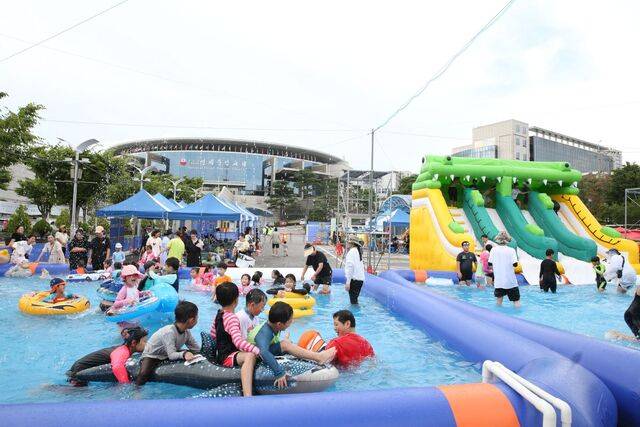 지난해 연세중앙교회 앞마당 수영장을 찾은 아이들이 튜브를 타고 물놀이를 즐기는 모습. 연세중앙교회 제공