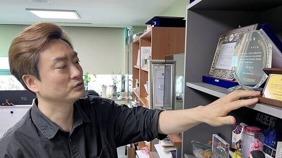 ▲자신의 의원실에 놓여있는 각종 감사패를 소개하는 박유진 시의원. 그는 무엇보다 노동조합으로부터 받은 감사패를 가장 소중하게 여긴다고 밝혔다. 사진=정민경 기자.