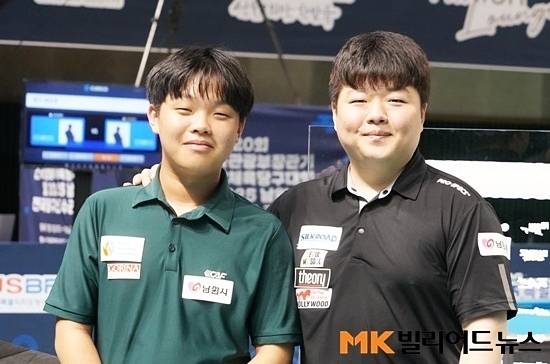 남원 전국당구선수권이 끝난지 보름여 만에 안동에서 전국3쿠션대회가 열린다. 남원 대회에서 ‘슈퍼루키’ 김현우에게 혼쭐난 조명우와 김행직이 또 김현우를 만날지 주목된다. 사진은 남원 전국당구선수권 4강전에서 진땀승을 거둔 조명우가 김현우를 격려하며 포즈를 취하고 있다. (사진=MK빌리어드뉴스 DB)