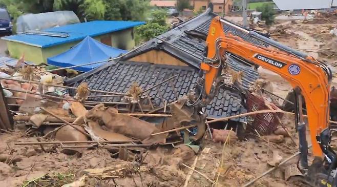 19일 오후 폭우로 발생한 산사태로 주택이 매몰돼 주민 3명이 실종된 경남 산청군 산청읍 부리마을에서 경남소방이 굴착기를 투입해 인명 수색에 나서고 있다. /사진 = 경남소방본부 제공