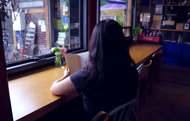 초롱 씨는 과거 일상이 무너진 채 무려 8년 동안 문고리를 걸어 잠갔다. 김초롱 씨 제공