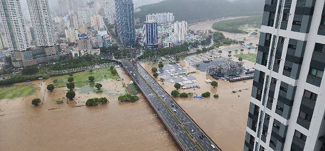 물에 잠긴 태화강 국가정원. 울산소방본부 제공