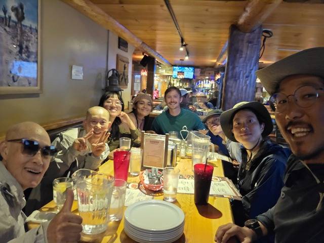 산행을 마치고 8명이 함께 한 저녁식사 자리에서.