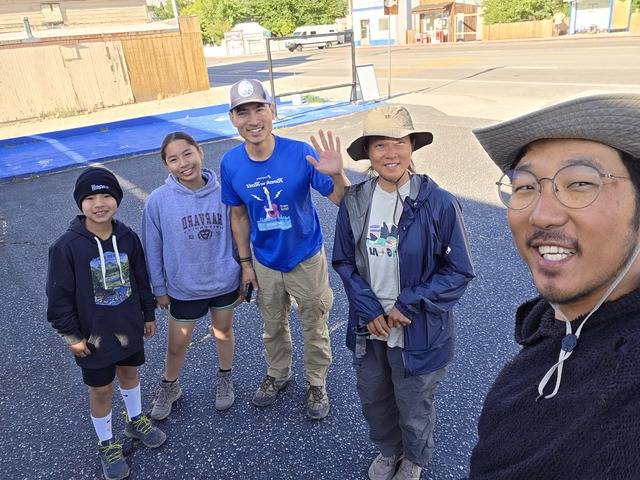 사이먼씨(가운데)와 그의 가족. 전직 해군이자 하버드대학교 대학원을 졸업한 엘리트인 그는 현재 미국 재향군인회에서 근무한다. 자녀들과 함께 PCT를 걷는 것이 그의 꿈이다.