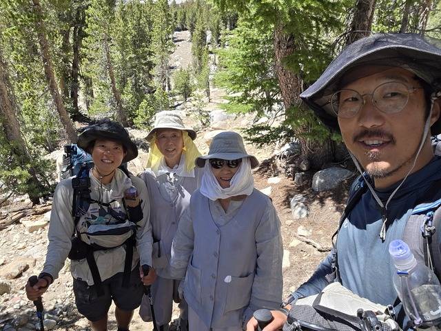 효원 스님(왼쪽 두 번째)과 정묵 스님(왼쪽 세 번째). 두 스님은 이번 산행을 위해 뉴욕에서 캘리포니아까지 5박 6일간 4800km를 직접 운전해 왔다.