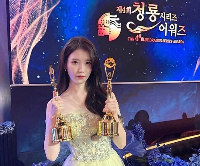 아이유가 제4회 청룡시리즈어워즈에서 여우주연상을 수상했다. 아이유 SNS 캡처