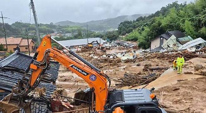 경남 산청군 산청읍 부리에서 실종자 수색 작업이 이뤄지고 있다. 2025.7.19. 경남소방본부 제공