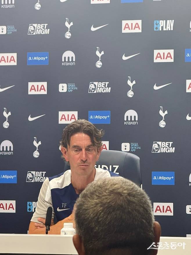 토트넘의 토마스 프랑크 감독이 19일 런던 엔필드의 홋스퍼웨이에서 취임 첫 기자회견을 갖고 손흥민 거취 등에 대한 이야기를 하고 있다. 런던|허유미 통신원
