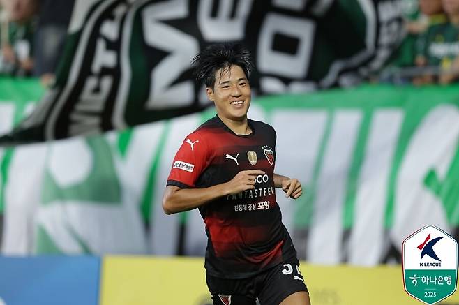 ▲ 전북현대는 19일 오후 7시 포항 스틸야드에서 열린 하나은행 K리그1 2025 22라운드에서 포항 스틸러스에 3-2로 승리했다. 전북은 전반전에 먼저 2골을 내준 뒤 후반에만 3골을 몰아치며 대역전극에 성공했다. ⓒ한국프로축구연맹