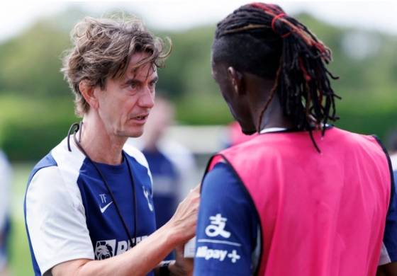 토마스 프랭크(왼쪽) 감독이 토트넘 홋스퍼 프리시즌 훈련에서 이브 비수마를 지도하고 있다. /사진=토트넘 홋스퍼 공식 홈페이지 갈무리