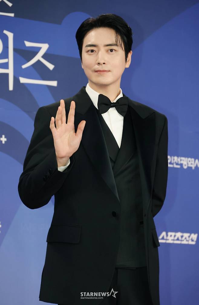 배우 이준혁이 18일 오후 인천광역시 중구 파라다이스시티 크로마에서 진행된 제4회 청룡시리즈어워즈 레드카펫 & 포토월 행사에 참석해 포즈를 취하고 있다. /2025.07.18 /사진=이동훈 photoguy@