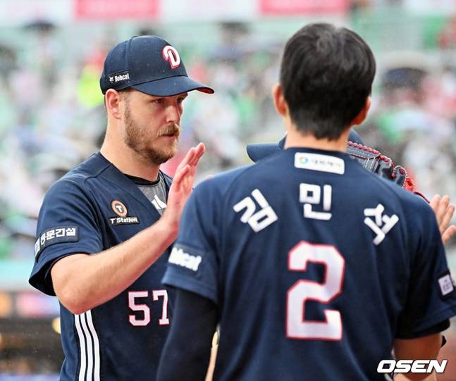 이닝을 실점 없이 마치고 더그아웃으로 향하는 콜 어빈(왼쪽)과 반겨주는 동료들.