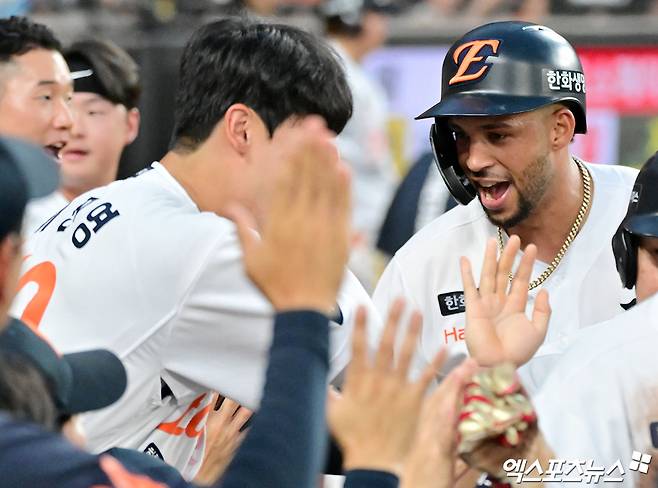 '한화의 러브레터' 루이스 리베라토가 지난 5주간 활약을 인정받아 정식 계약을 체결한다. 한화 구단은 대체 외국인 선수로 입단한 리베라토와 정식 계약을 체결했다고 19일 공식 발표했다. 잔여시즌 계약 규모는 총액 20만 5000달러(2억8567만원)다. 오른쪽 새끼손가락 견열골절로 외국인 재활선수 명단에 오른 에스테반 플로리얼의 대체 외국인 선수로 지난달 17일 한국땅을 밟은 리베라토는 전반기 15경기에 출전, 타율 0.387, 24안타, 2홈런, 13타점, 출루율 0.441, 장타율 0.565로 폭풍 같은 활약을 펼쳤다. 엑스포츠뉴스DB