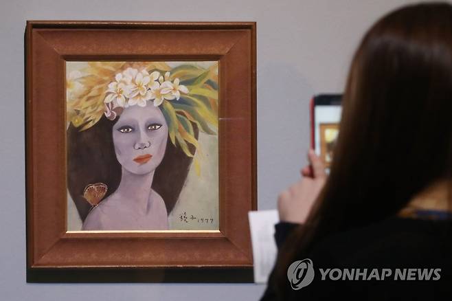 '찰칵' 미인도 (과천=연합뉴스) 강민지 기자 = 23일 오후 경기 과천시 국립현대미술관에서 한 관람객이 미인도를 촬영하고 있다. 국립현대미술관은 '소장품특별전: 균열'을 통해 미인도를 2018년 4월 29일까지 공개한다. 2017.4.23 mjkang@yna.co.kr