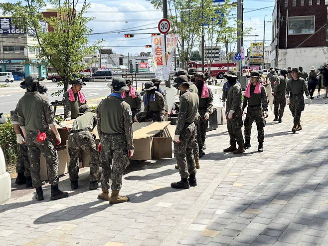 20일 오후 2시 제31보병사단 장병 50여명이 신안교 일대 수해 피해를 입은 상가 일대의 복구 작업에 매진하고 있다. /임지섭 기자 ljs@namdonews.com